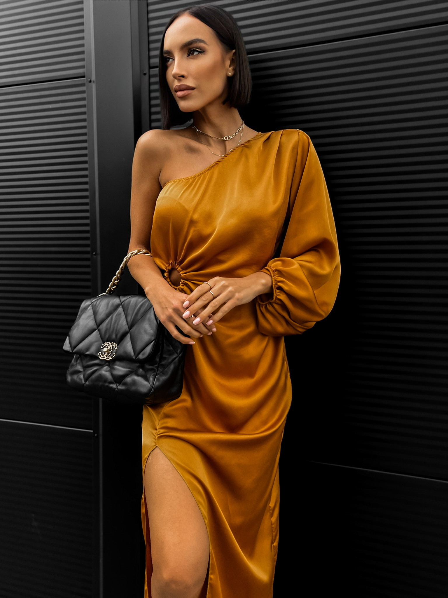 Okrové lesklé elegantní šaty RAINA s rozparkem
