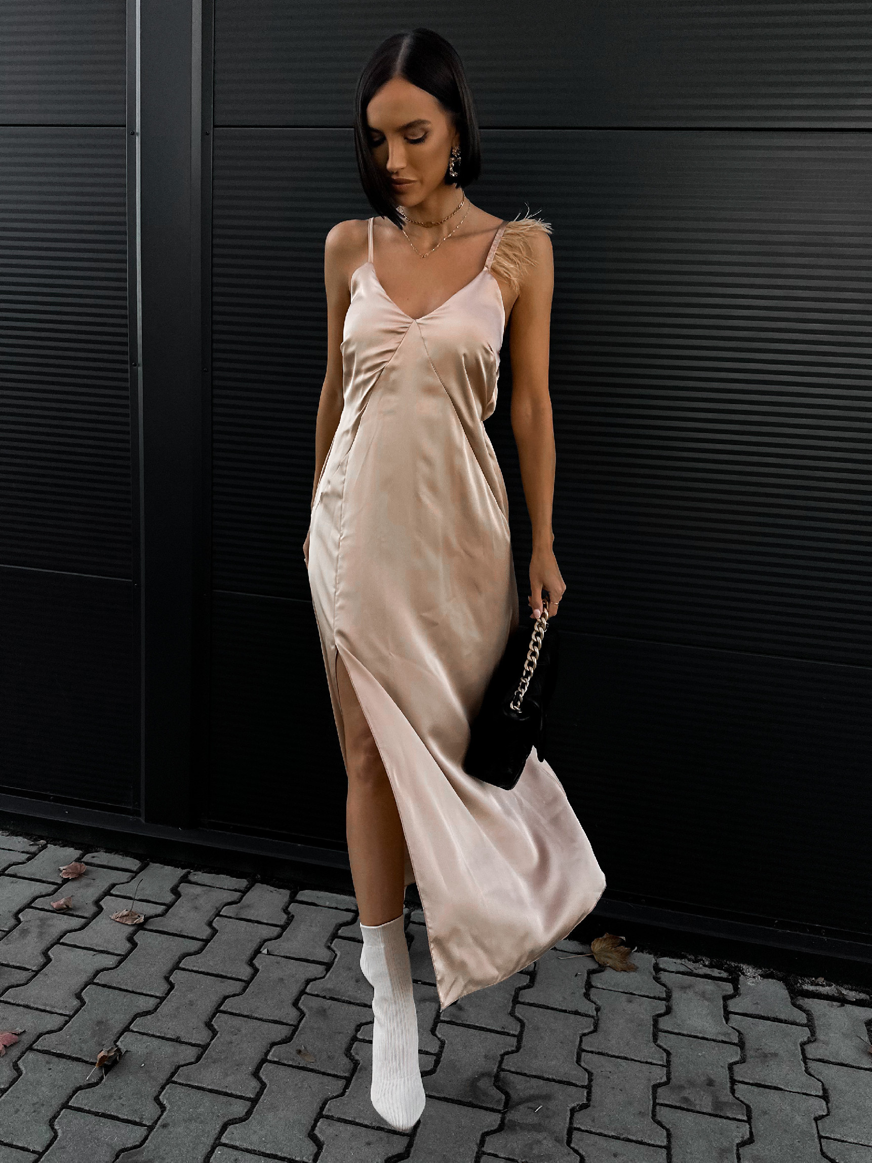 Zlaté lesklé elegantní šaty  AMIANI s peříčky