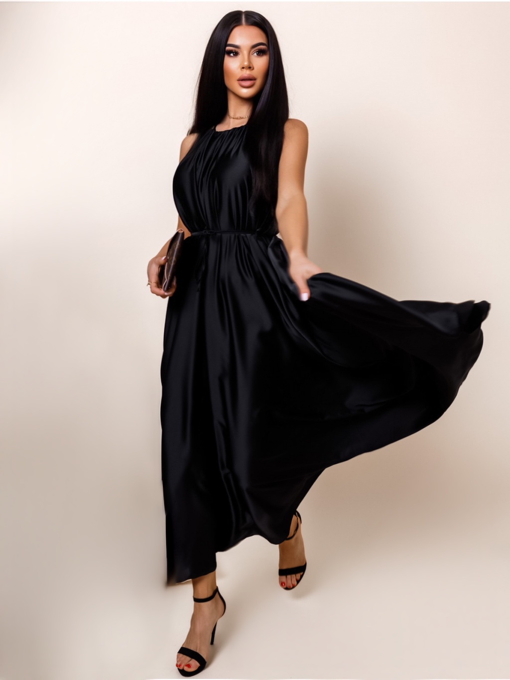 Levně Černé dlouhé lesklé elegantní šaty MADES se zavazováním