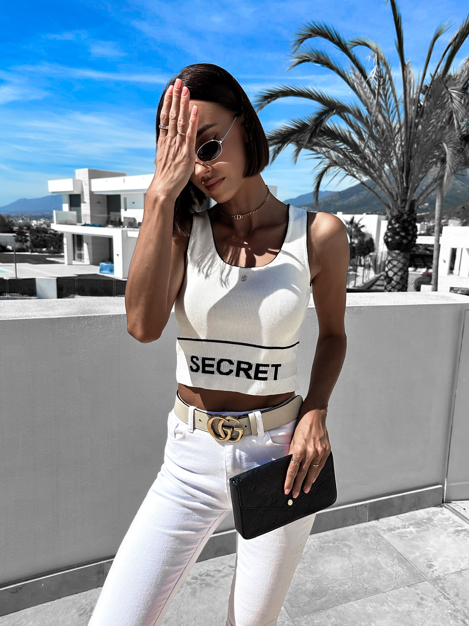 Bílý elegantní crop top BERN s nápisem Velikost: ONESIZE