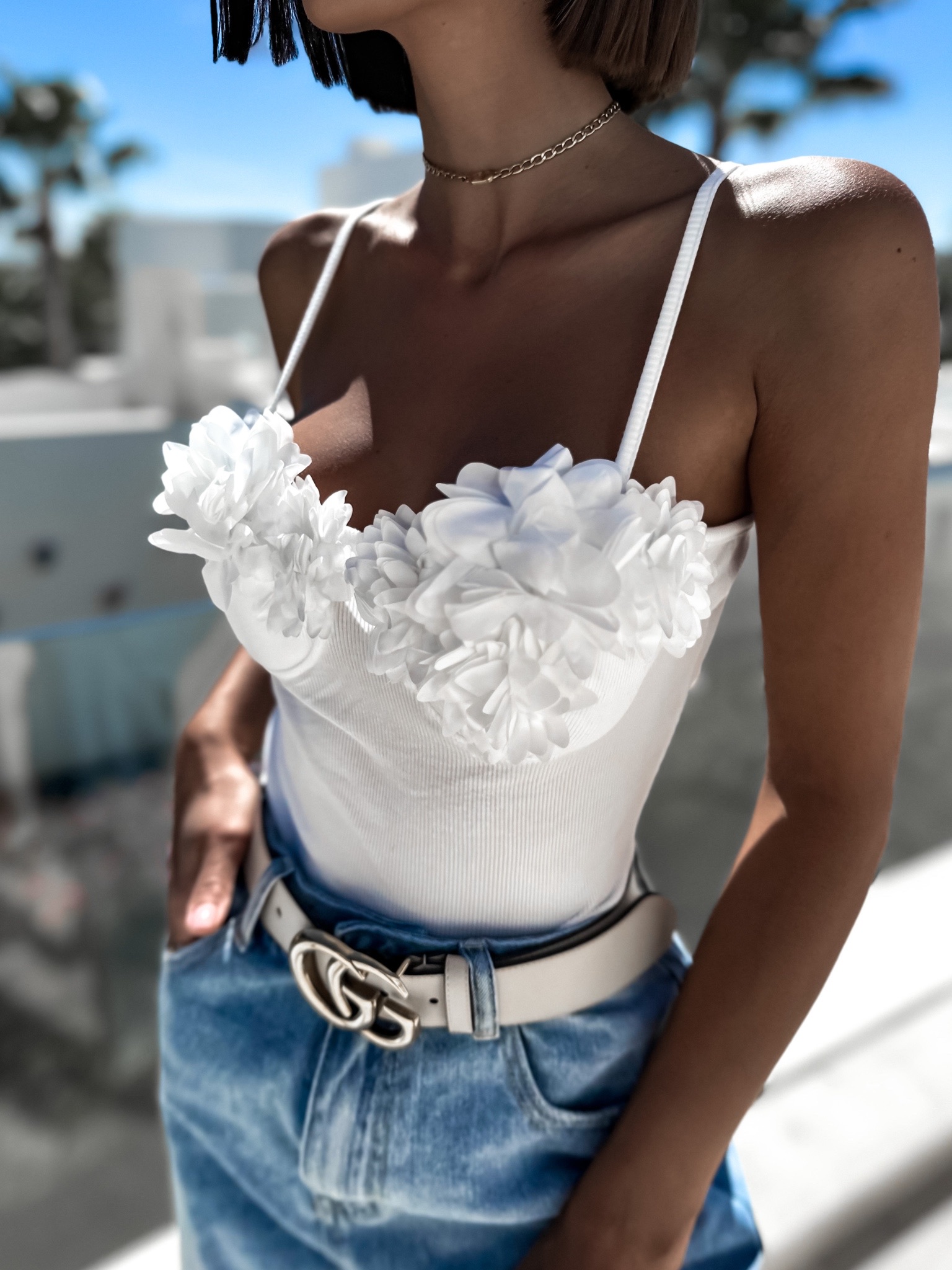Bílé žebrované body WONDERY s květy Velikost: M/L