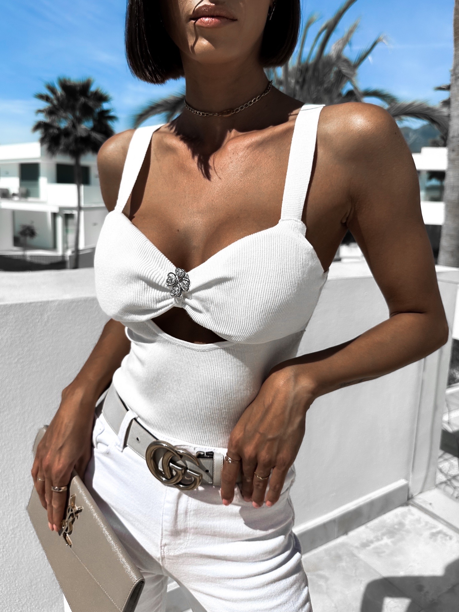 Bílý crop top DERENA se zlatým detailem Velikost: ONESIZE