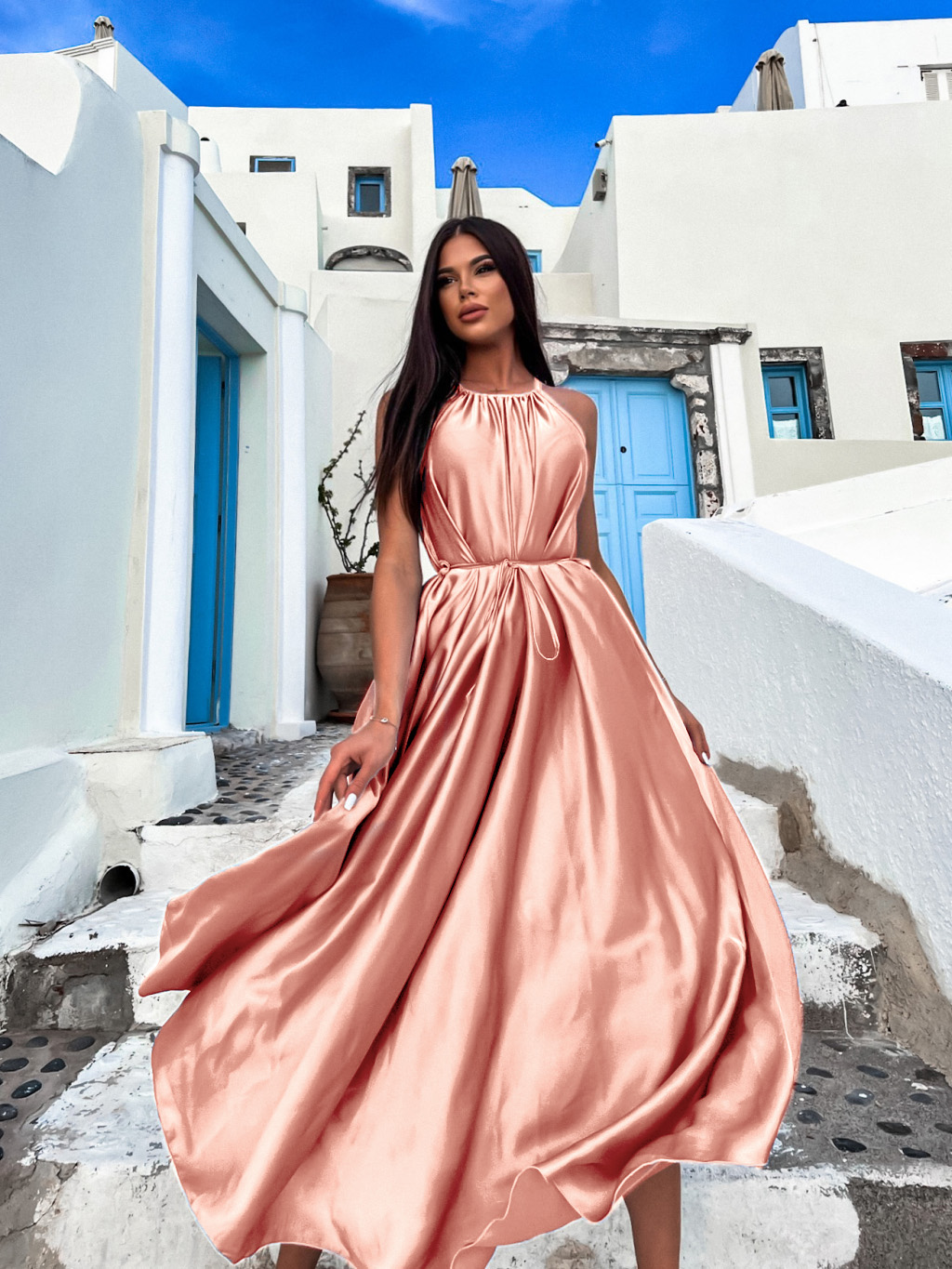 Levně Světle růžové dlouhé lesklé elegantní šaty MADES se zavazováním