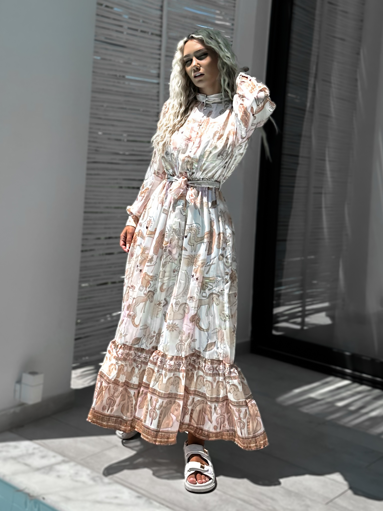 Bílé dlouhé elegantní šaty KASELT se vzory Velikost: M/L