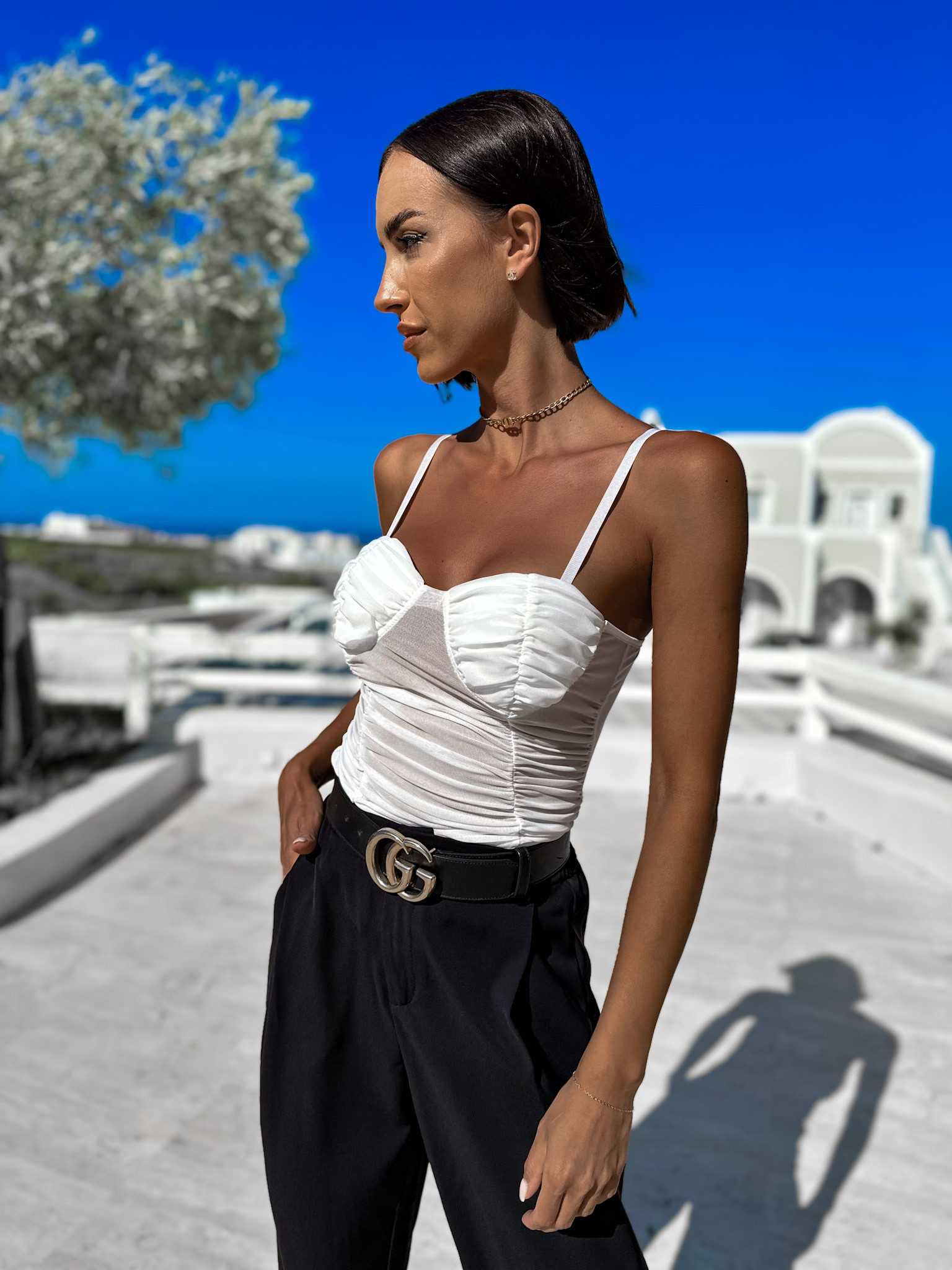Levně Bílé elegantní body DASY s řasením
