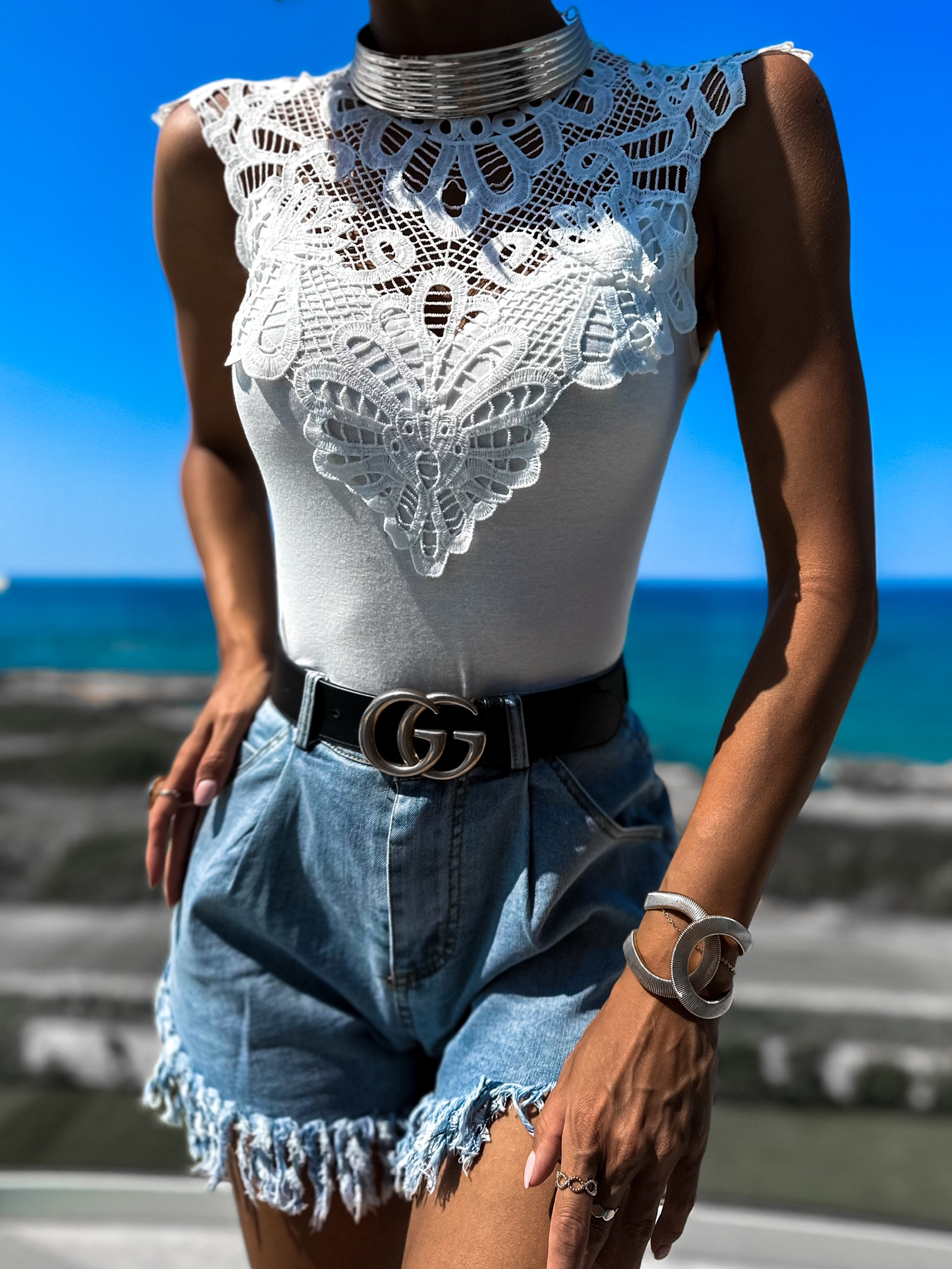 Bílé elegantní body BIBLONES s krajkou Velikost: M/L