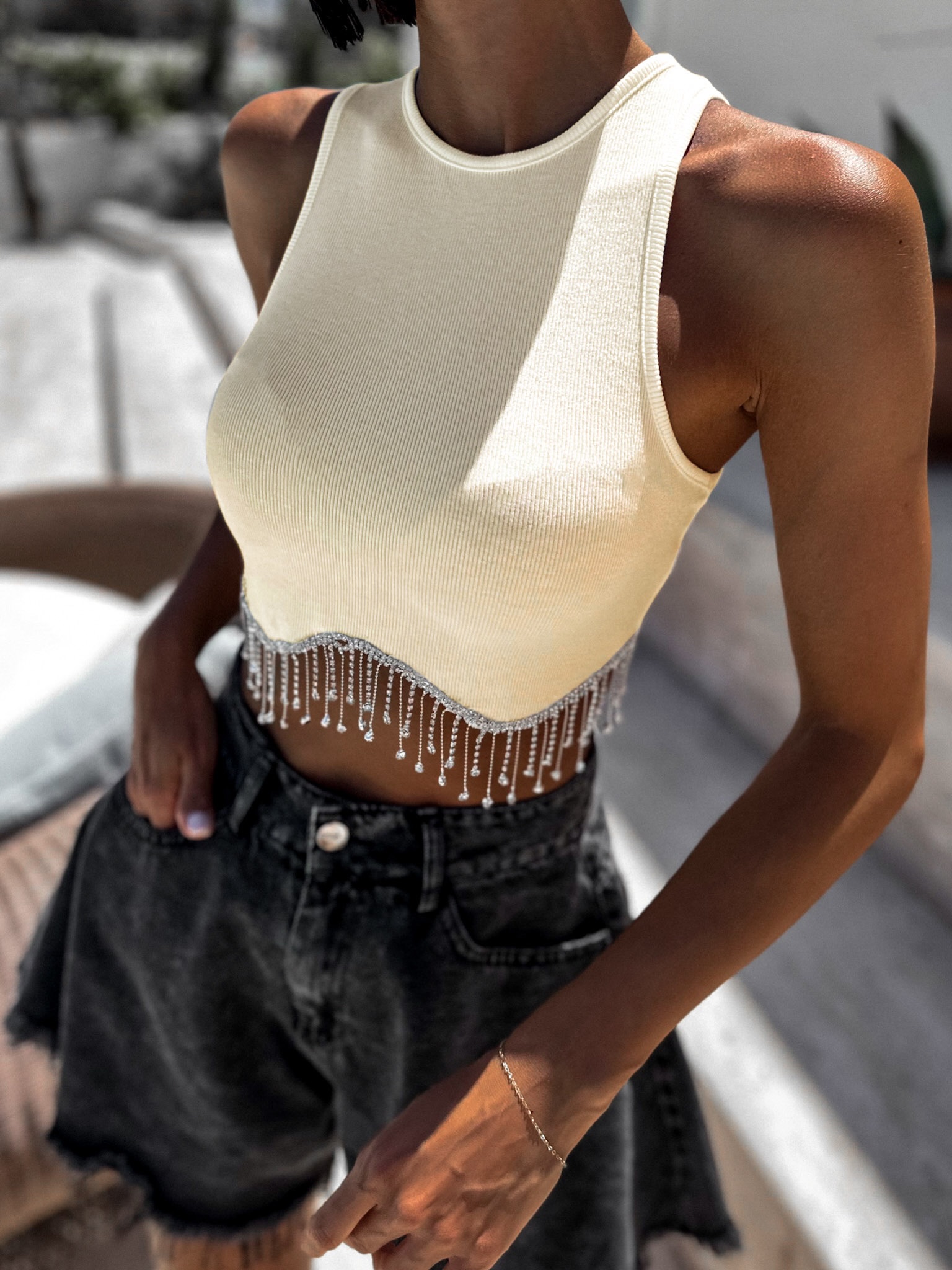 Krémový elegantní crop top POMPENE se stříbrným detailem Velikost: S/M