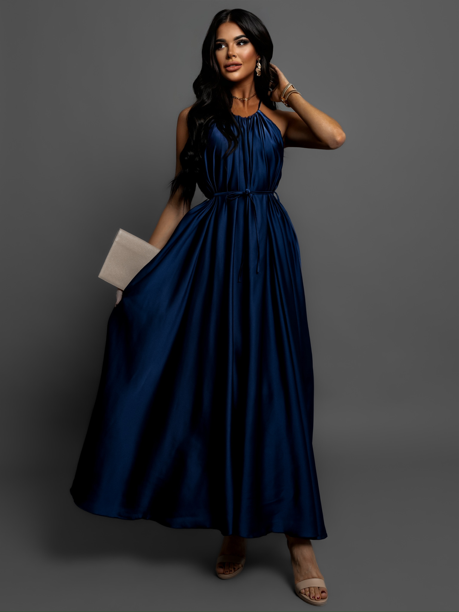 Levně Tmavě modré dlouhé lesklé elegantní šaty MADES