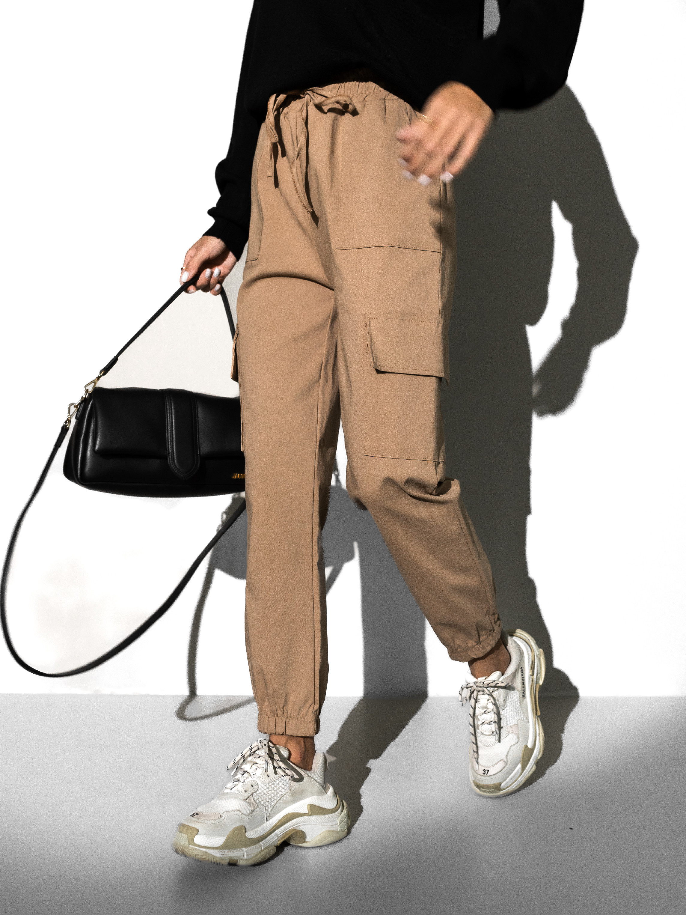 Levně Hnědé stylové cargo kalhoty MILLESI