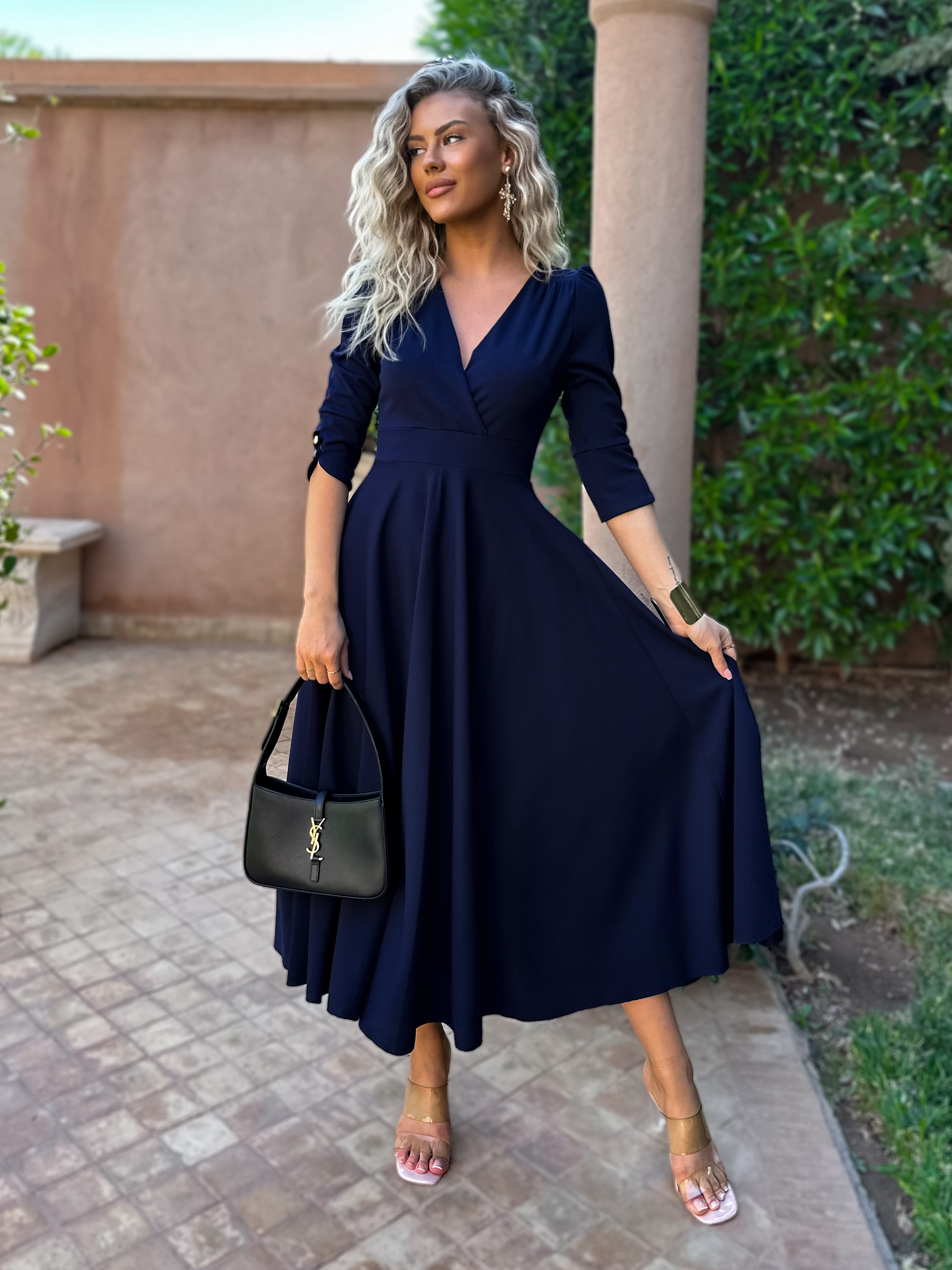 Levně Tmavě modré elegantní šaty LAPATA s výstřihem do V