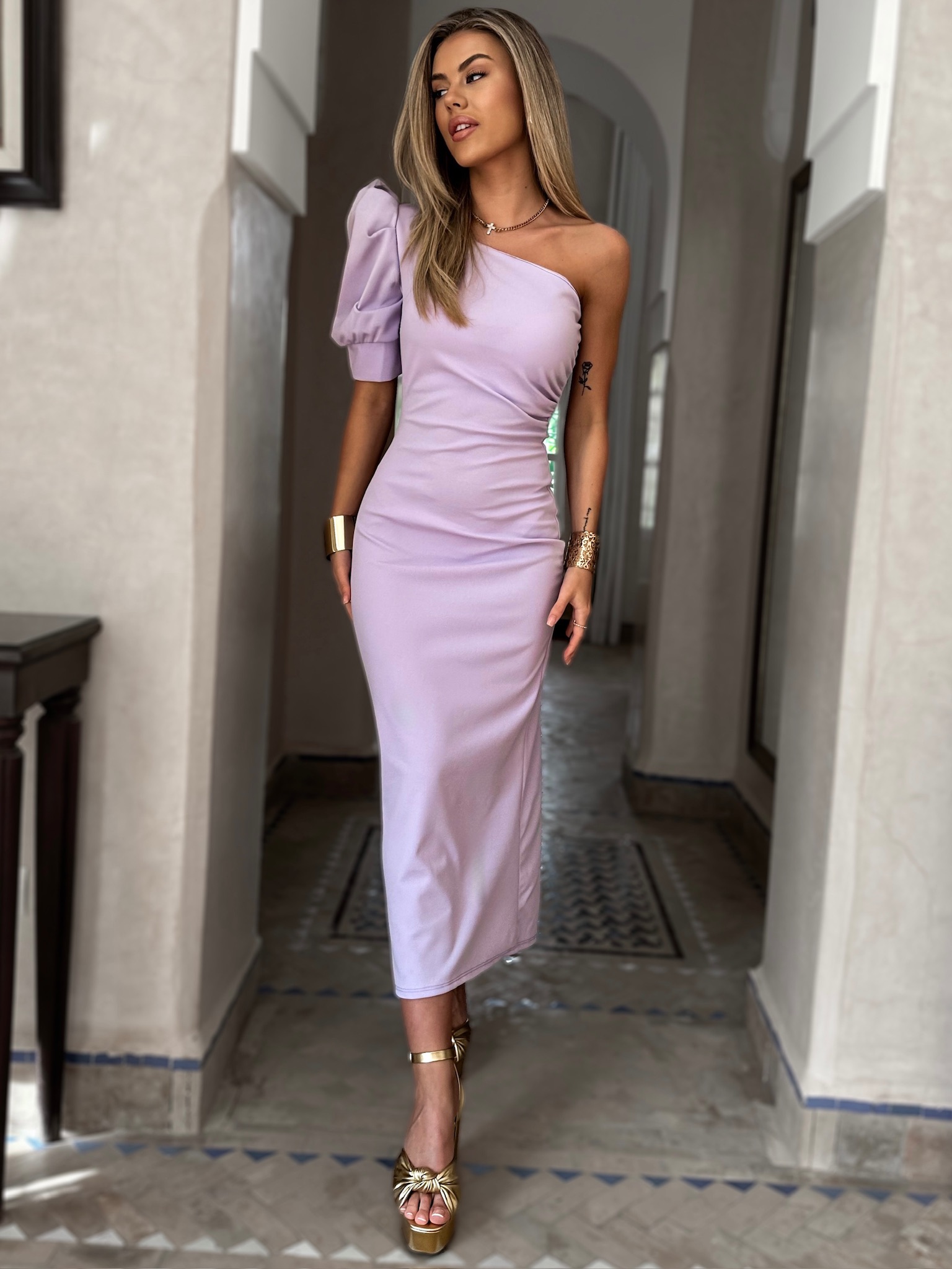 Levně Fialové elegantní midišaty ROMANES na jedno rameno