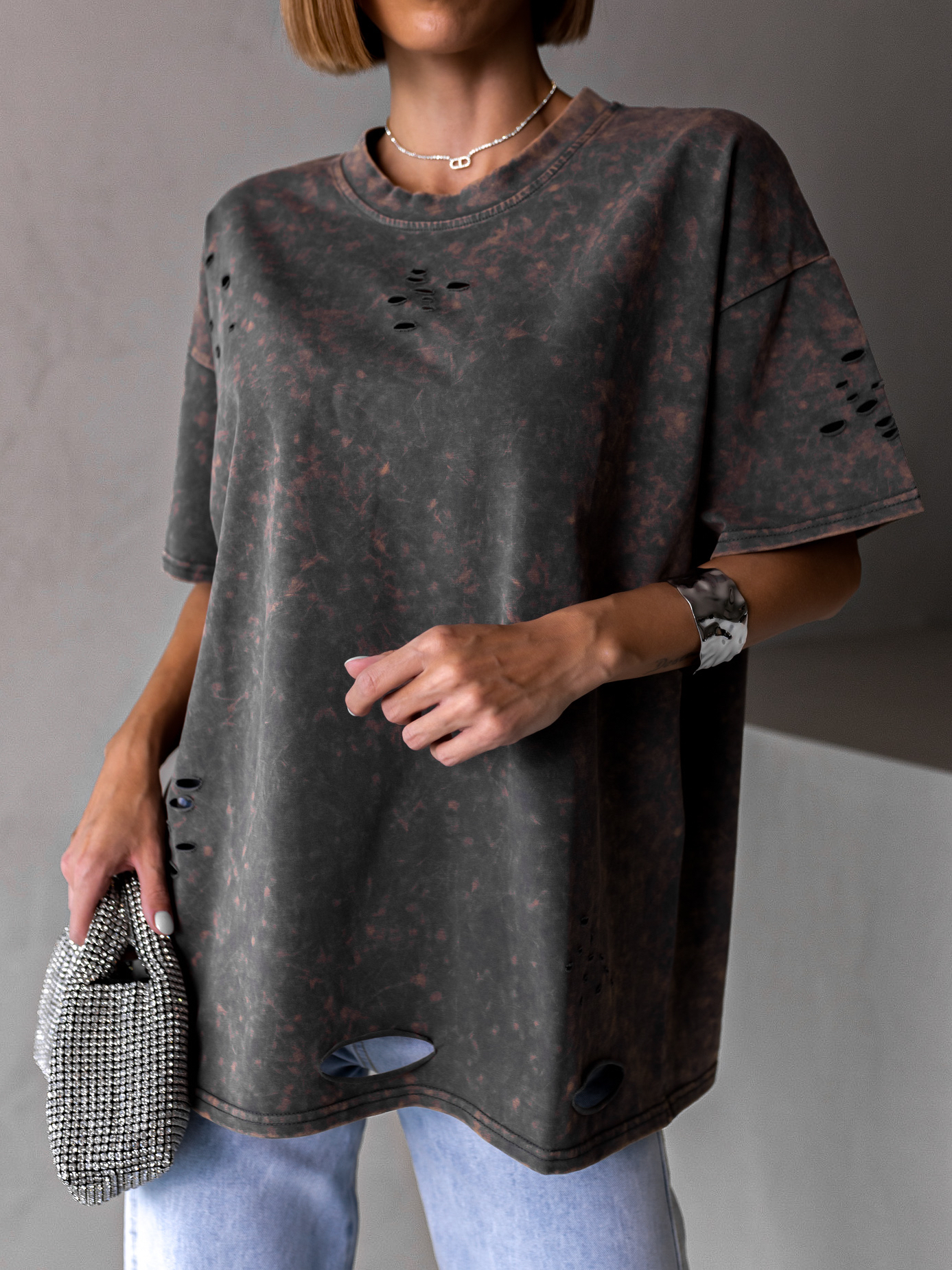 Levně Šedé oversize trhané triko BERATI