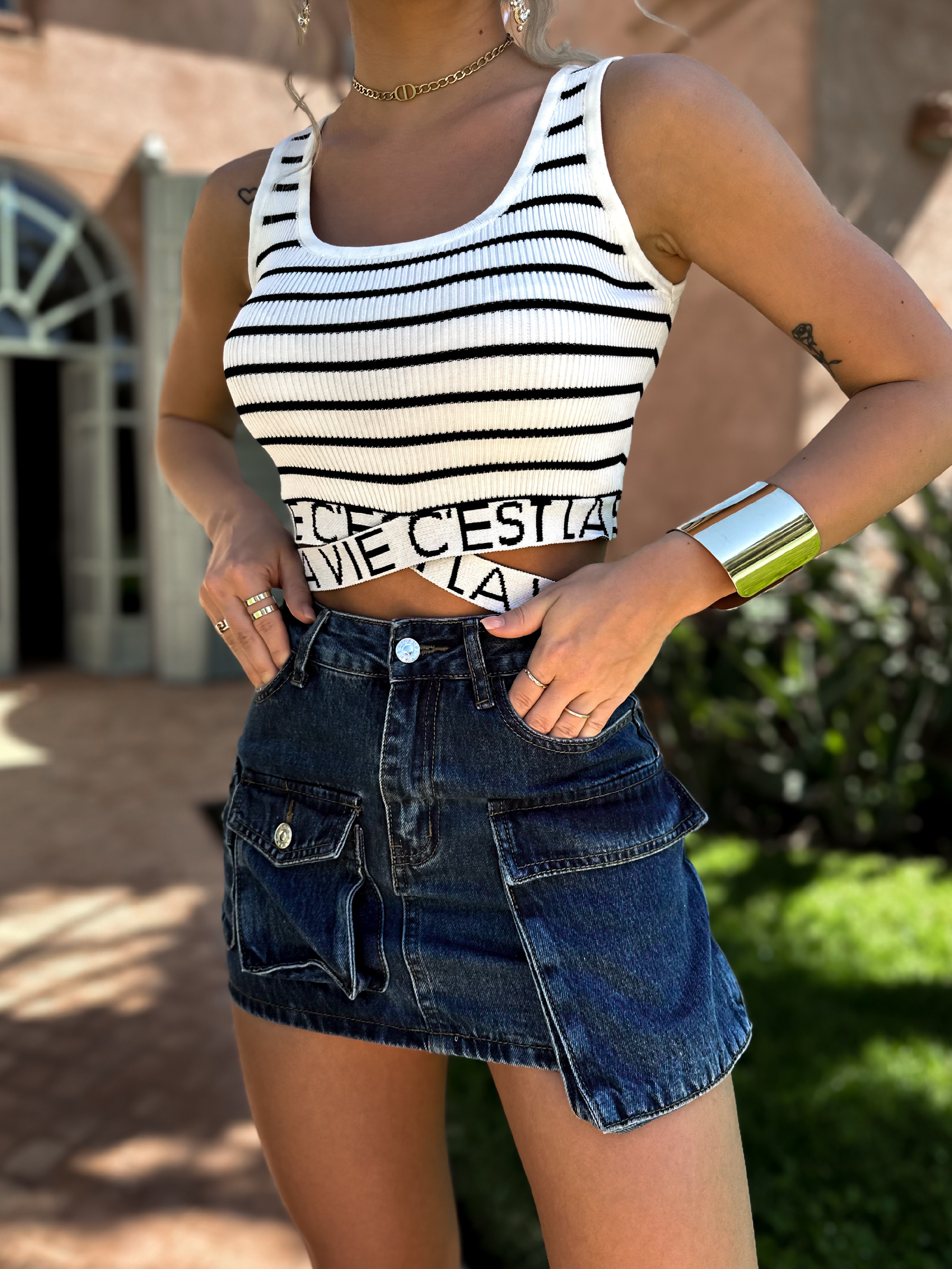Bílý pruhovaný crop top OLOVOT Velikost: ONESIZE