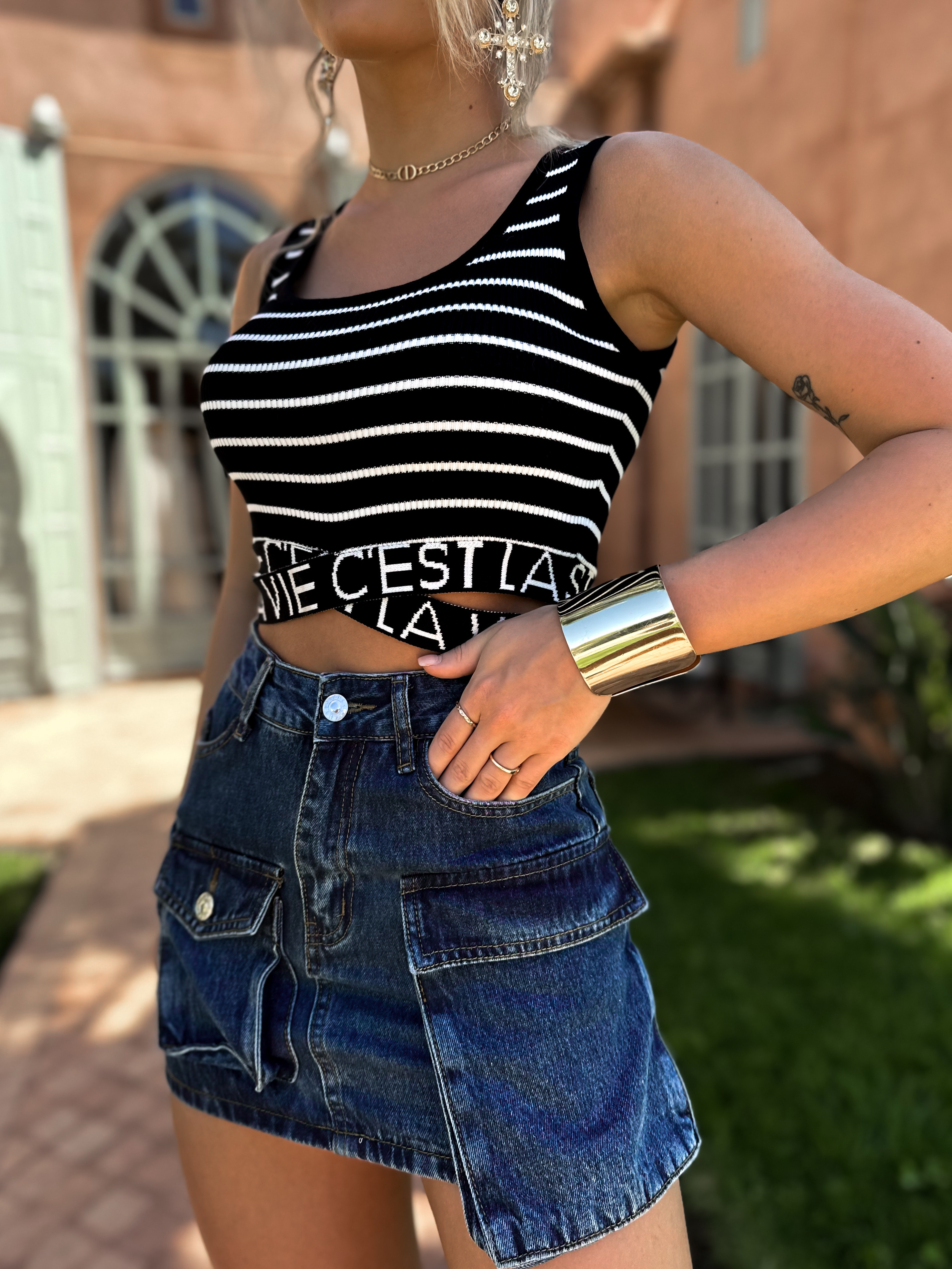 Černý pruhovaný crop top OLOVOT Velikost: ONESIZE