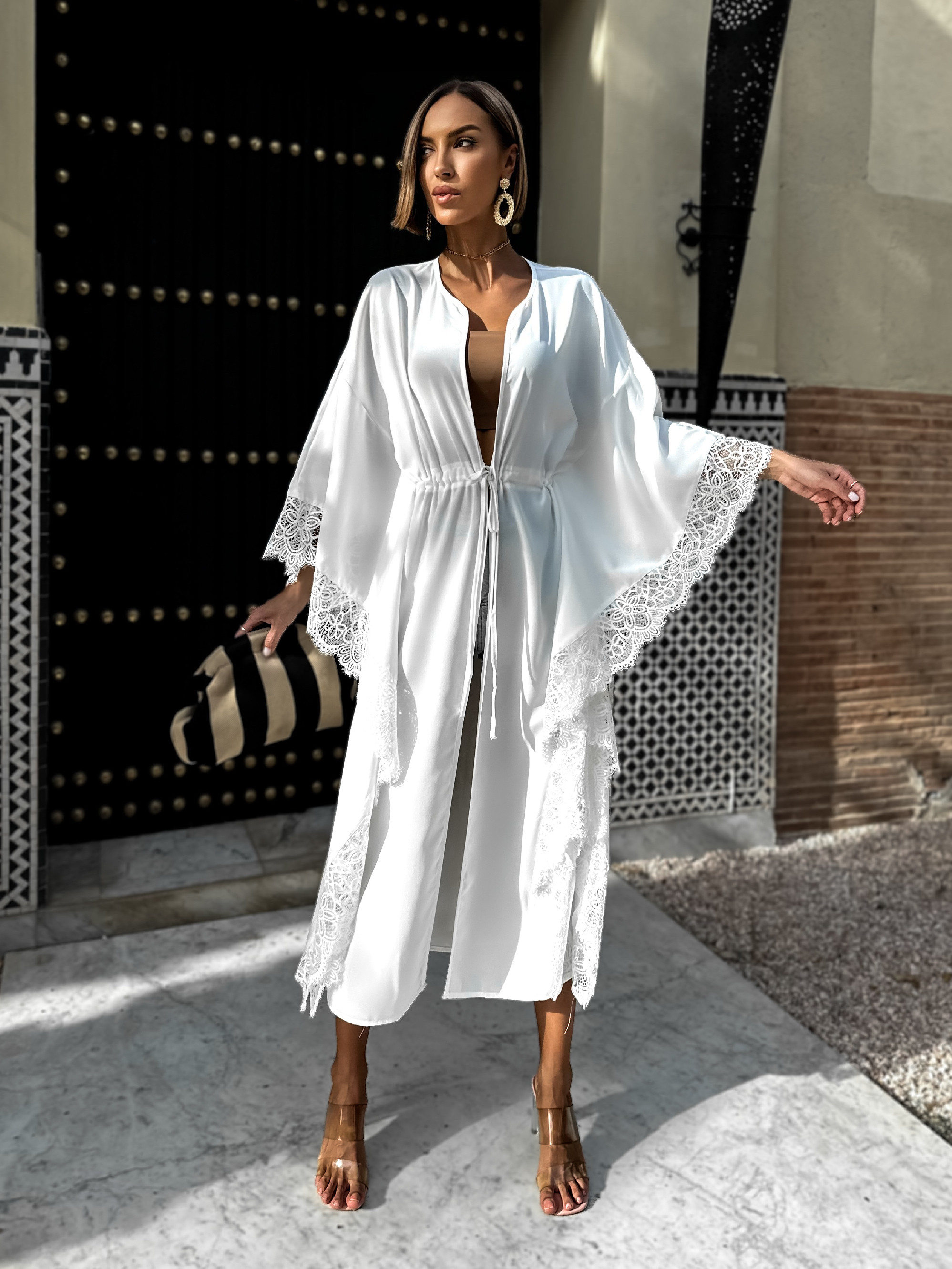 Bílý elegantní oversize přehoz LIVINUS s krajkou Velikost: ONESIZE