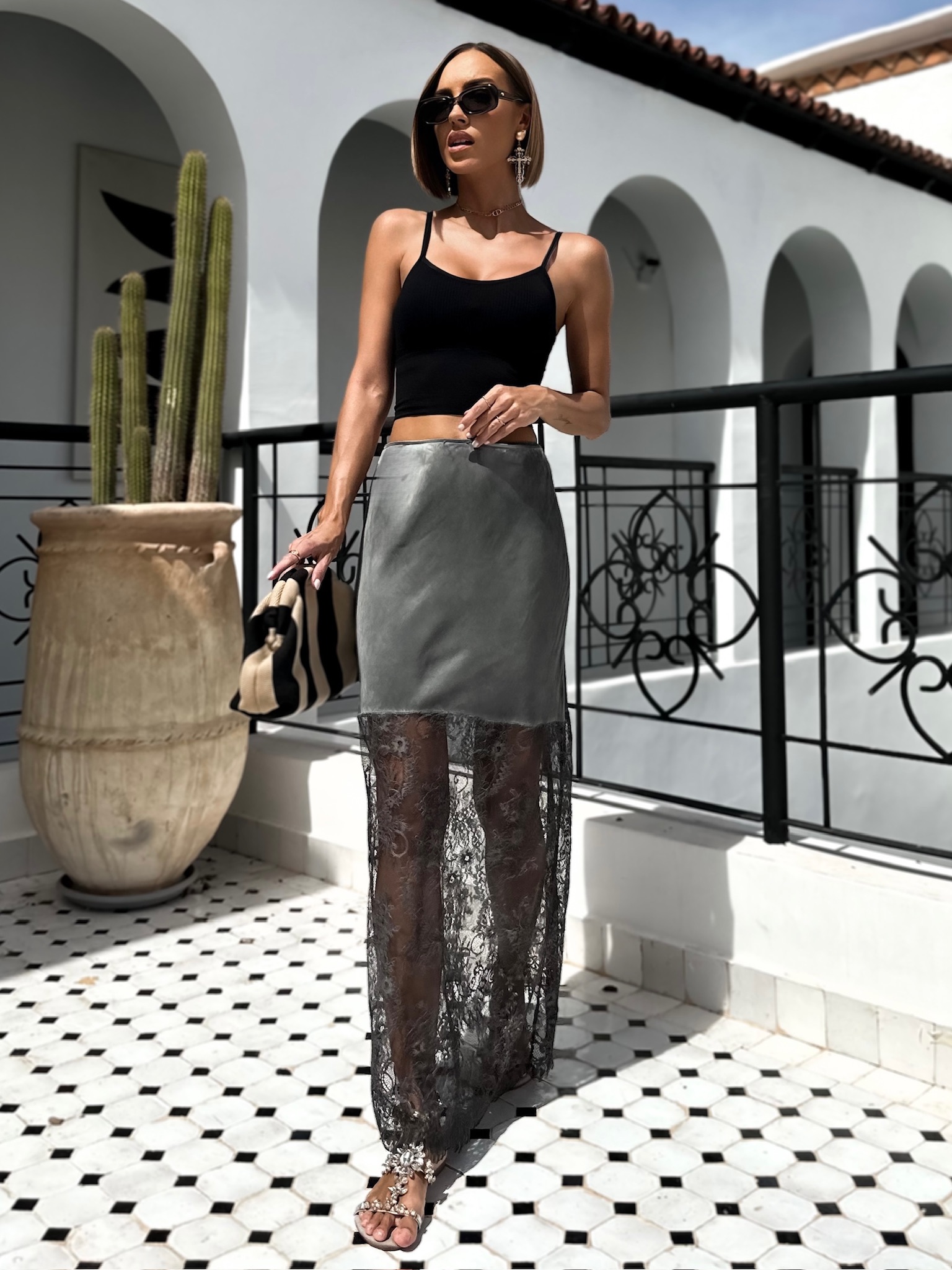 Levně Šedá dlouhá elegantní sukně LEWIN s krajkou 