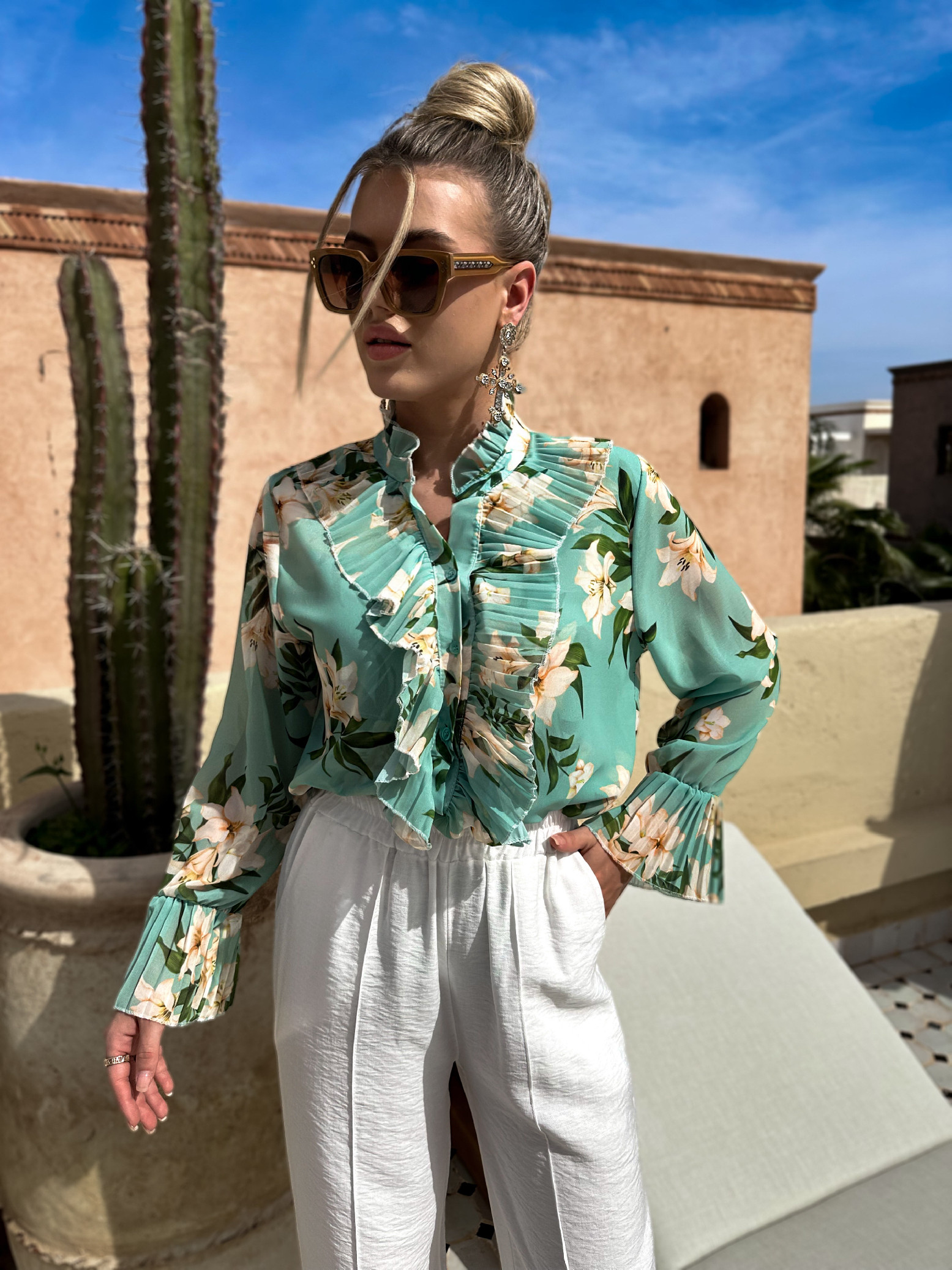 Levně Zelenkavá elegantní květinová halenka GINO