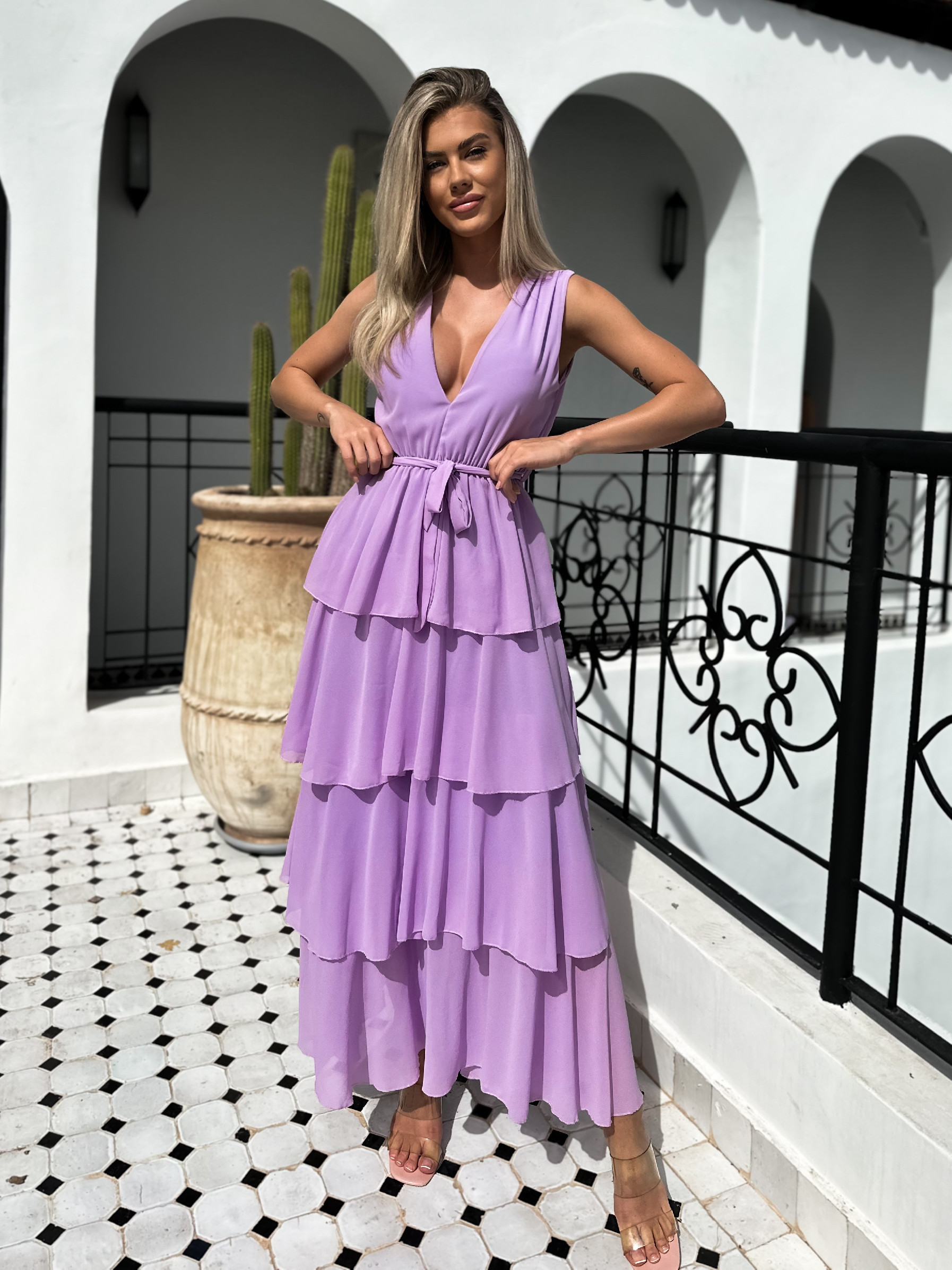 Levně Fialové elegantní šaty SUSANI s volánky