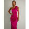 Tmavě růžové asymetrické saténové šaty ROULES