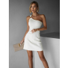 Bílé koktejlové mini šaty SEDAMA na jedno rameno