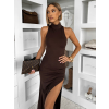 Tmavě hnědé přiléhavé dlouhé šaty DRYNA s rozparkem