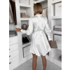 Bílé saténové zavinovací krátké šaty MOKESA