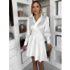 Bílé saténové zavinovací krátké šaty MOKESA