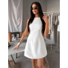 Bílé elegantní vypasované krátké šaty NATIVE