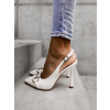 Bílé boty na podpatku MYSTIE se zlatou sponou