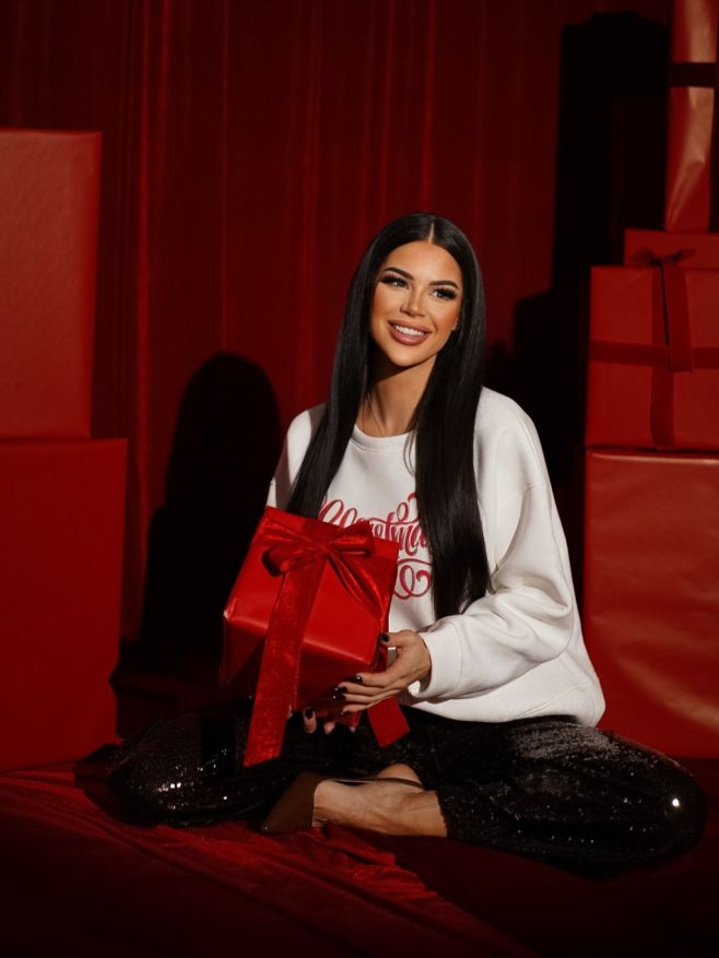 Vánoční mikiny a svetry jsou dokonalým spojením pohodlí, stylu a slavnostní nálady 🥳💫 Vynikají hřejivými materiály, jako...